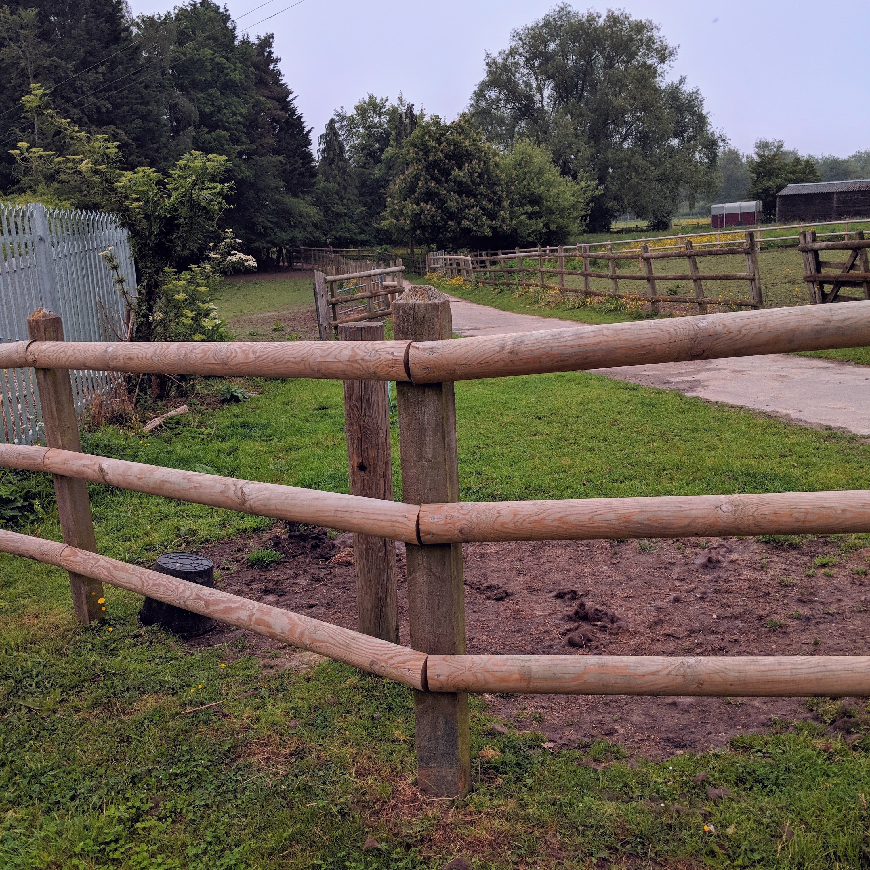 Round Rail Fence Materials Durable Pipe Rail Fencing For Pastures And